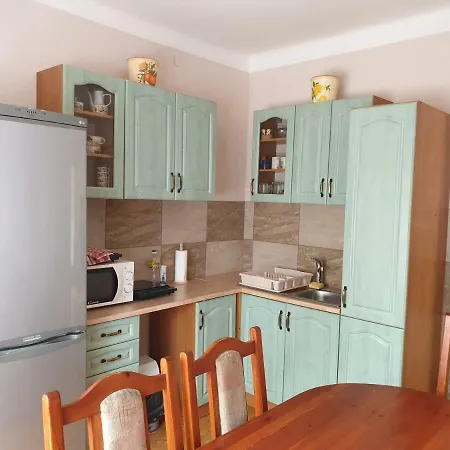 Apartament Edina *